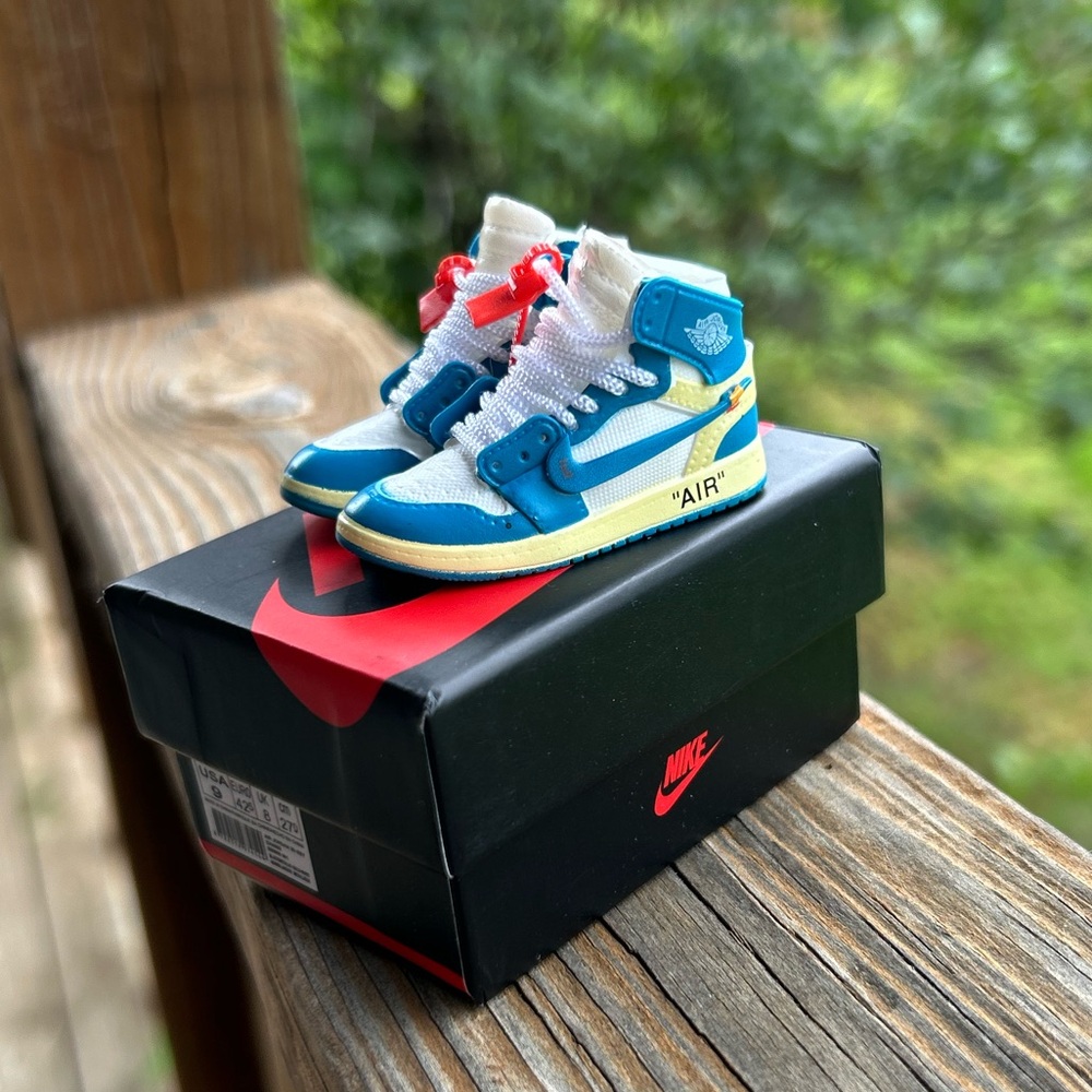 Nike off white Mini High-Top Sneakers in White, Blue & Yellow